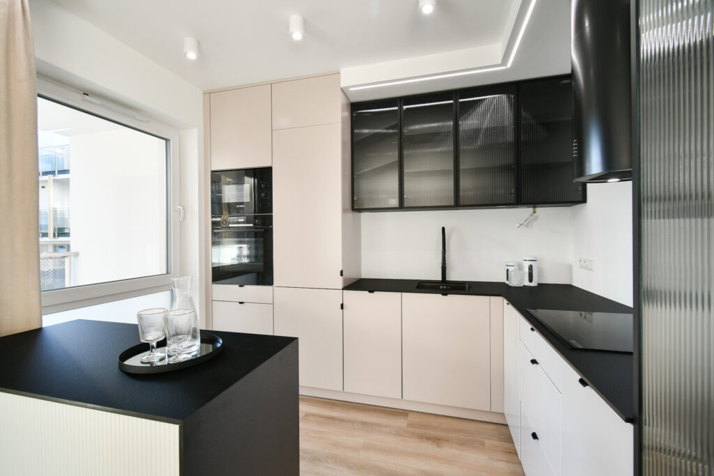 Salon z kuchnią – realizacja Klonowy Bulwar